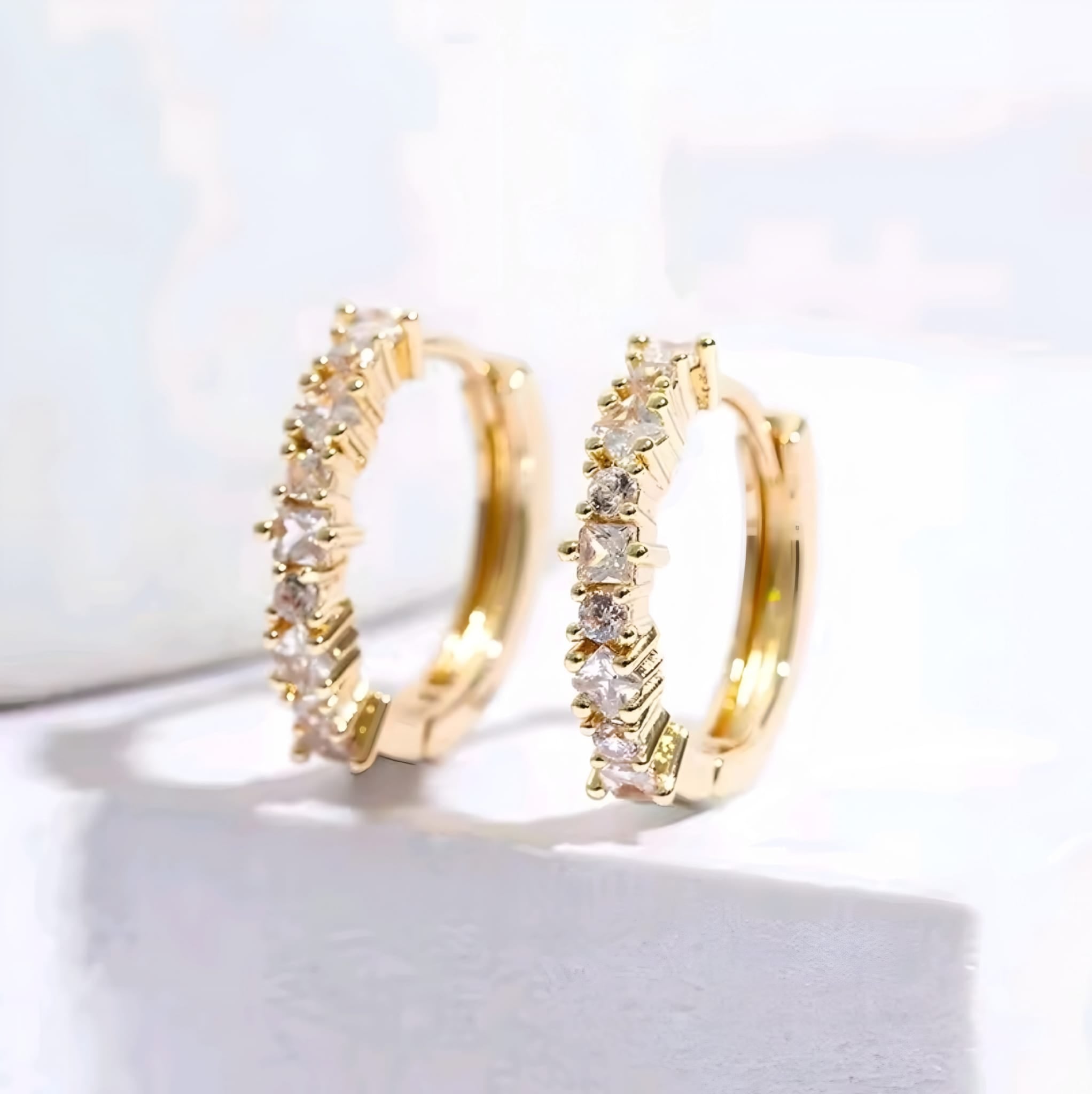 Elegante Gold-Creolen Ohrringe mit blauen Kristallen – Simbella Schmuck