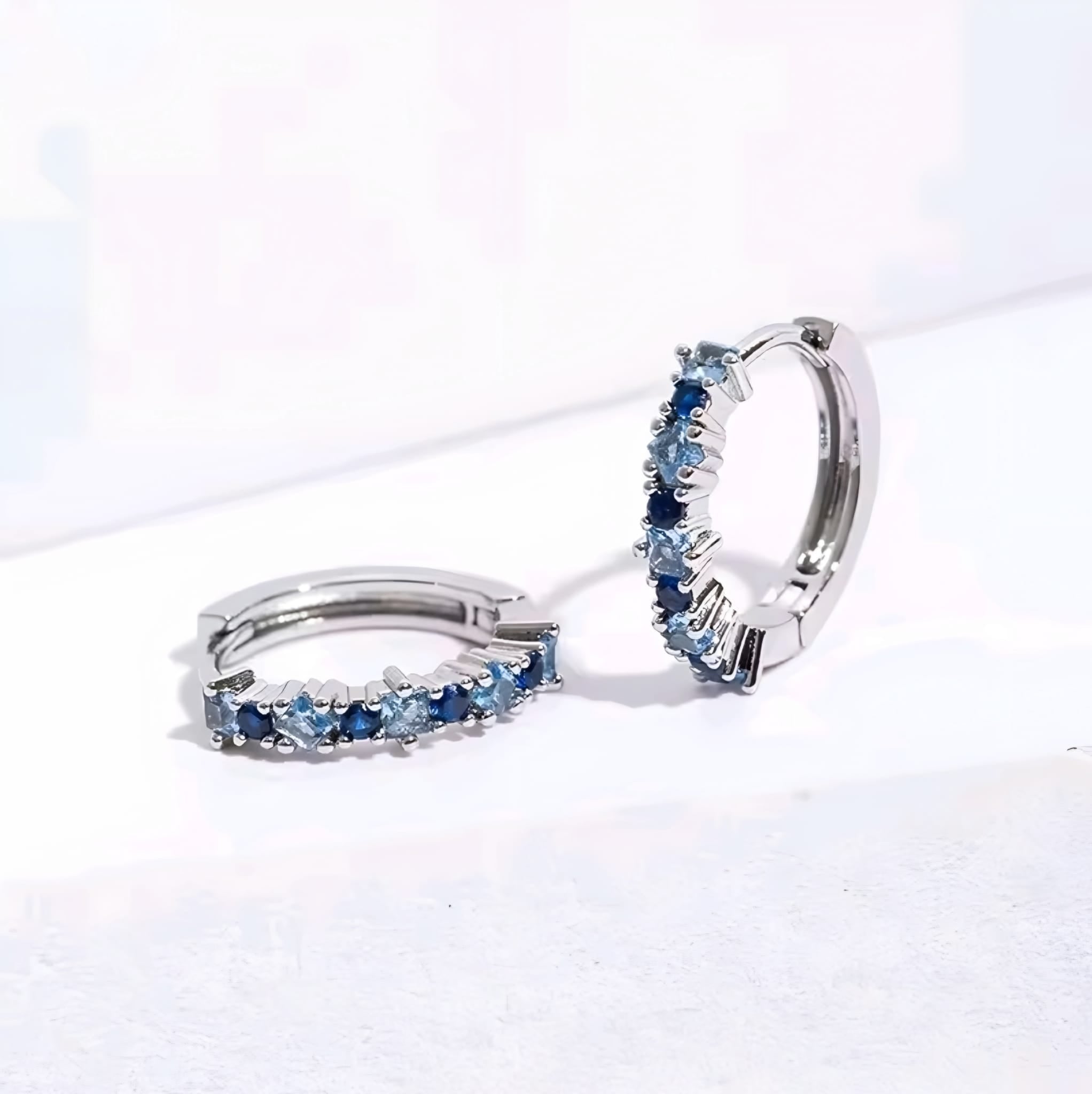 Elegante Gold-Creolen Ohrringe mit blauen Kristallen – Simbella Schmuck