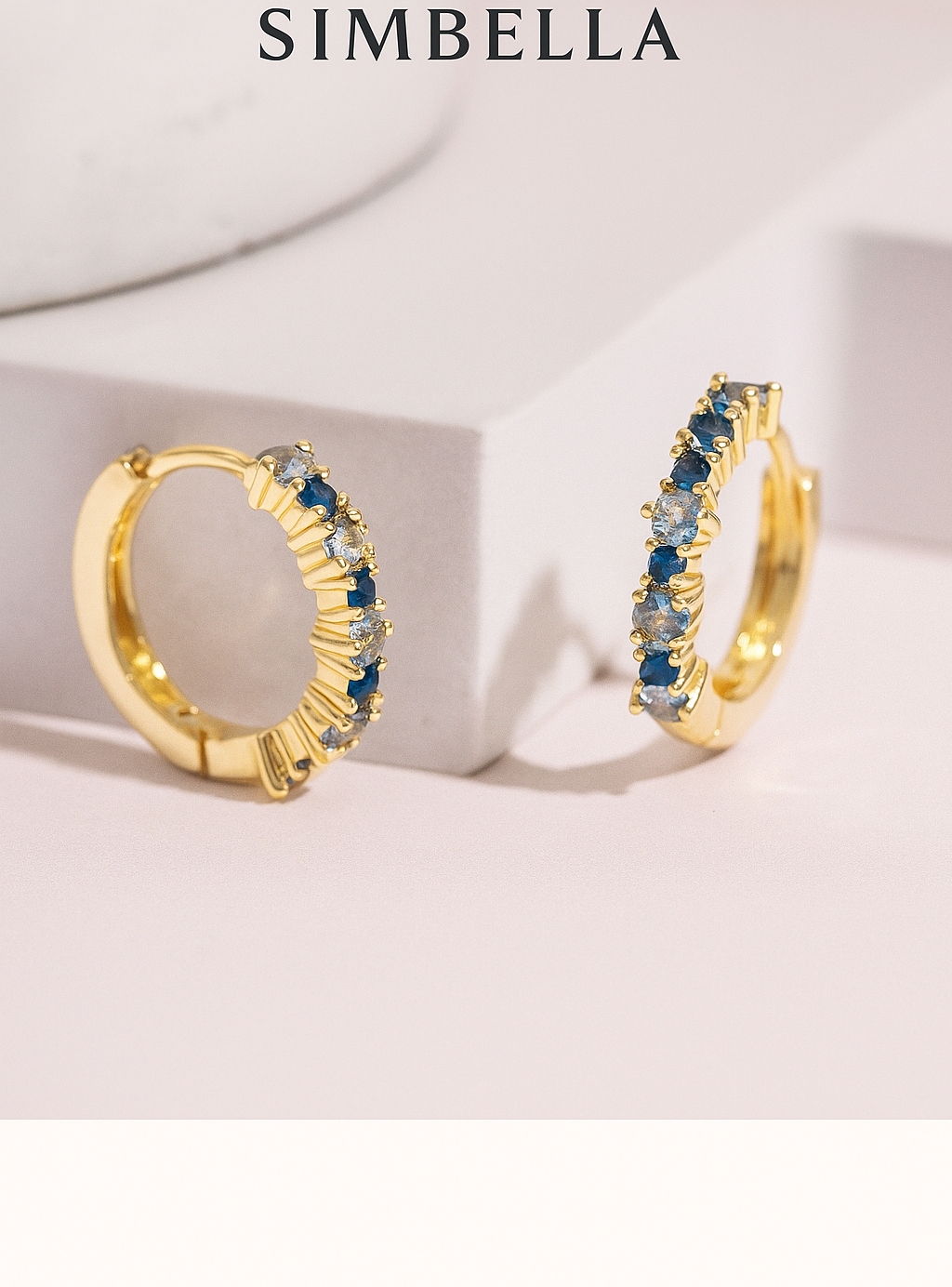Elegante Gold-Creolen Ohrringe mit blauen Kristallen – Simbella Schmuck